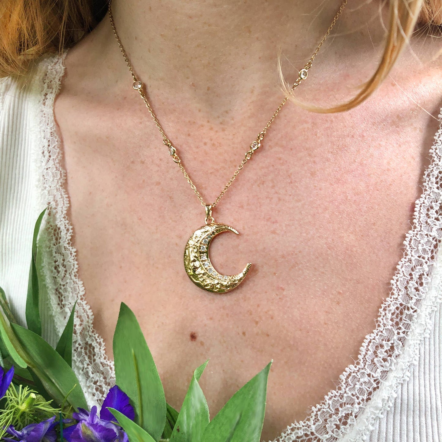 Hare Moon Necklace | Gold.