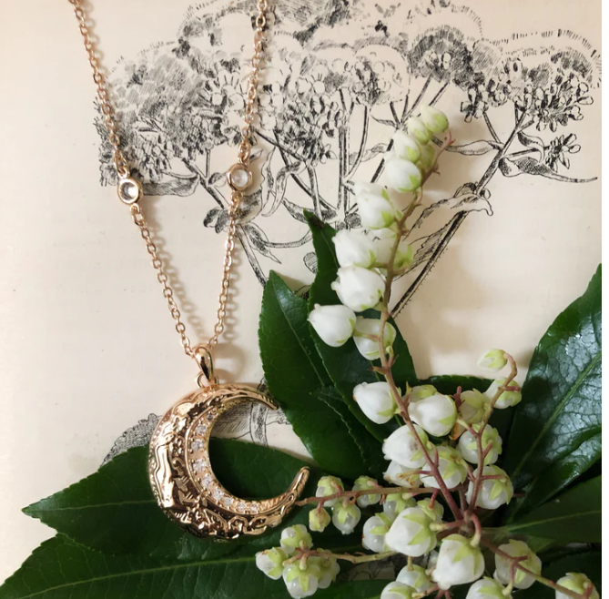 Hare Moon Necklace | Gold.