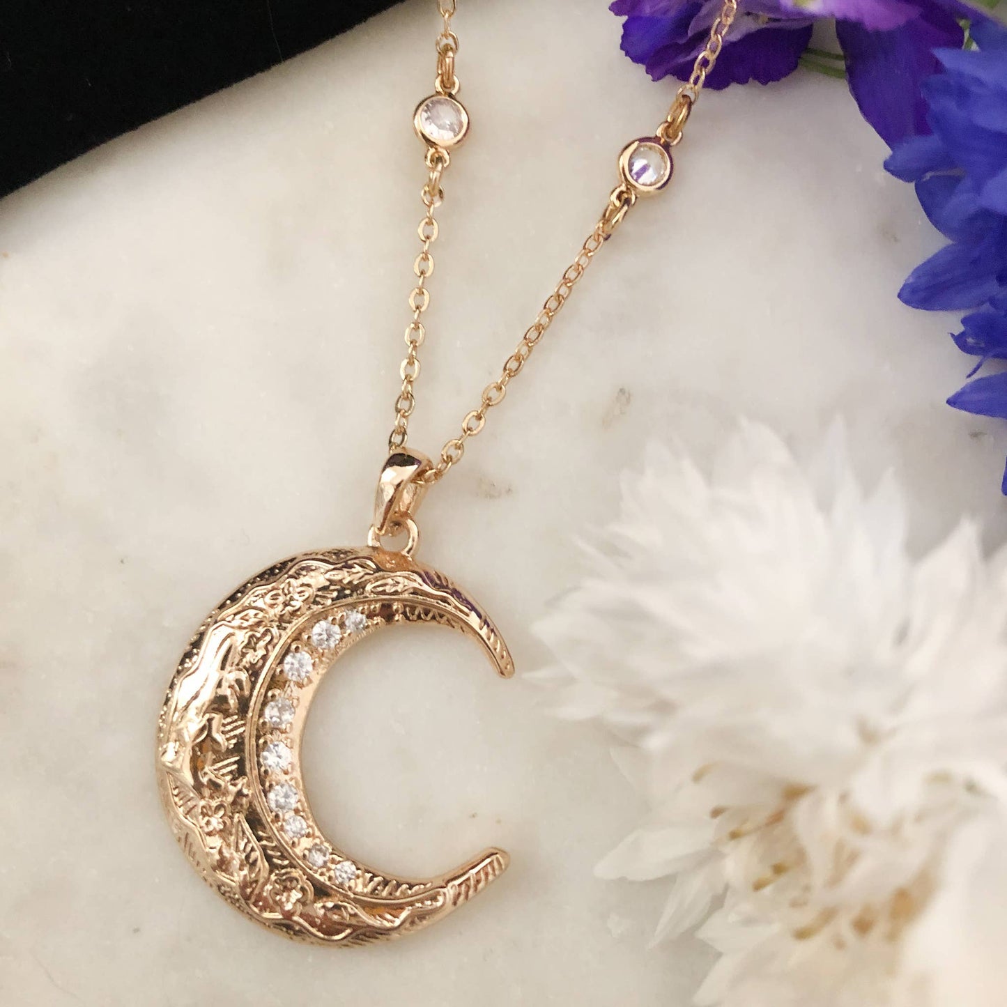 Hare Moon Necklace | Gold.